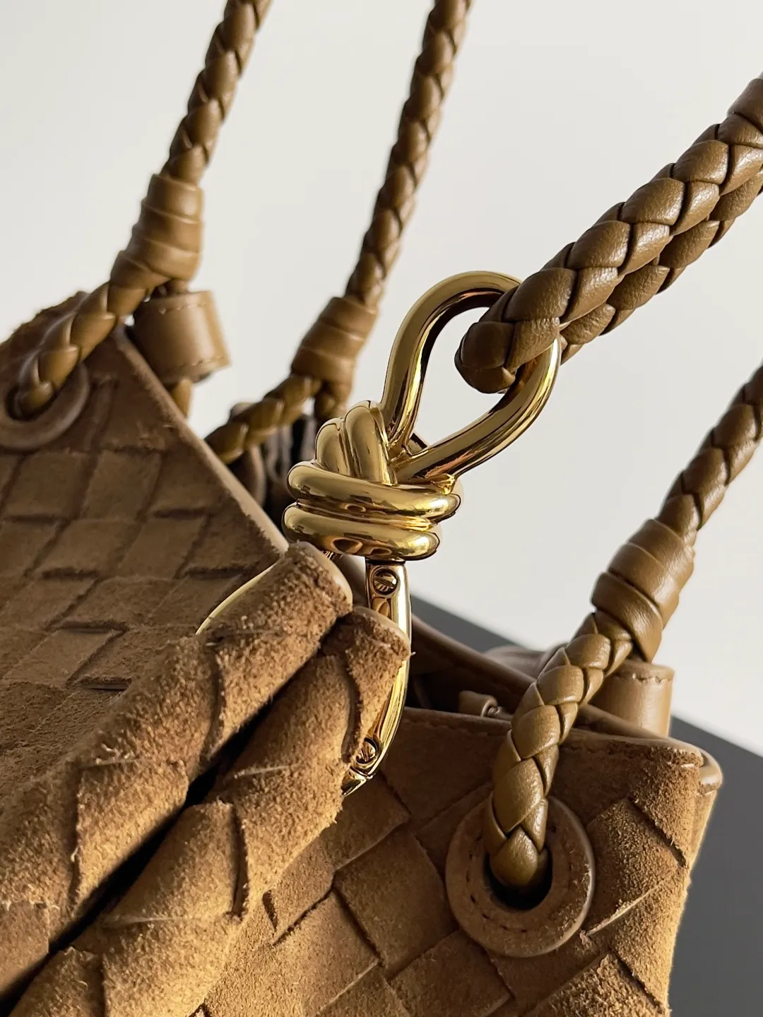 Batch 2280 BV home is new! Andiamo combines the Bottega Veneta archive parachute handbag to inherit retro elements and integrate modern trends. The same style as Shu Qi's in Beijing Night. It is a continuation of the classic bag. It has three functions: hand carry, shoulder and cross-body. It is embellished with metal brass knot buckles. It is small and has an amazing capacity. It can easily hold sunglasses in a box / small bottle of water / powder powder / charger and other daily necessities when going out. The upper body is versatile. Style number: 796569 Size: 21*17*16.5cm